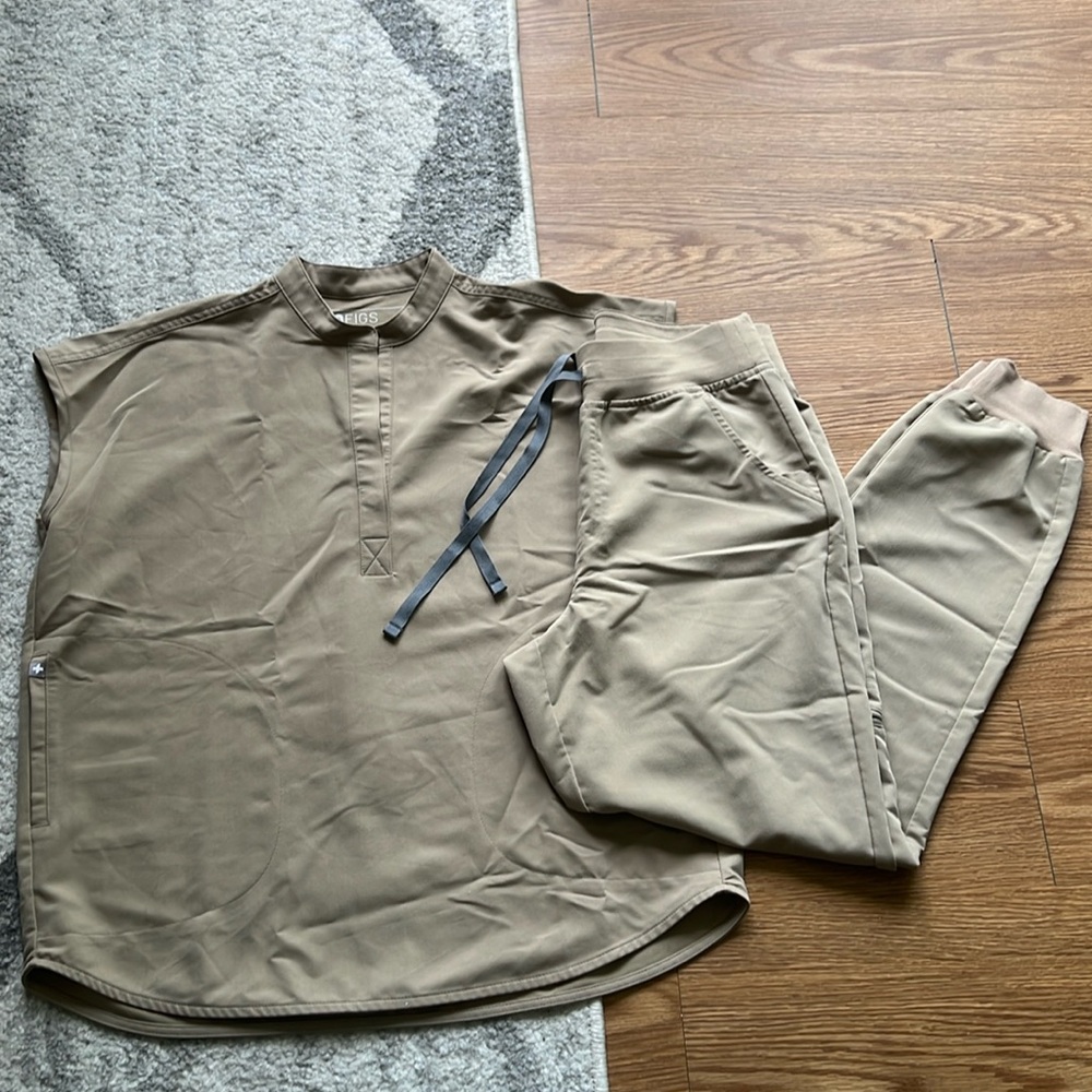 FIGS neutral jogger scrub set!!